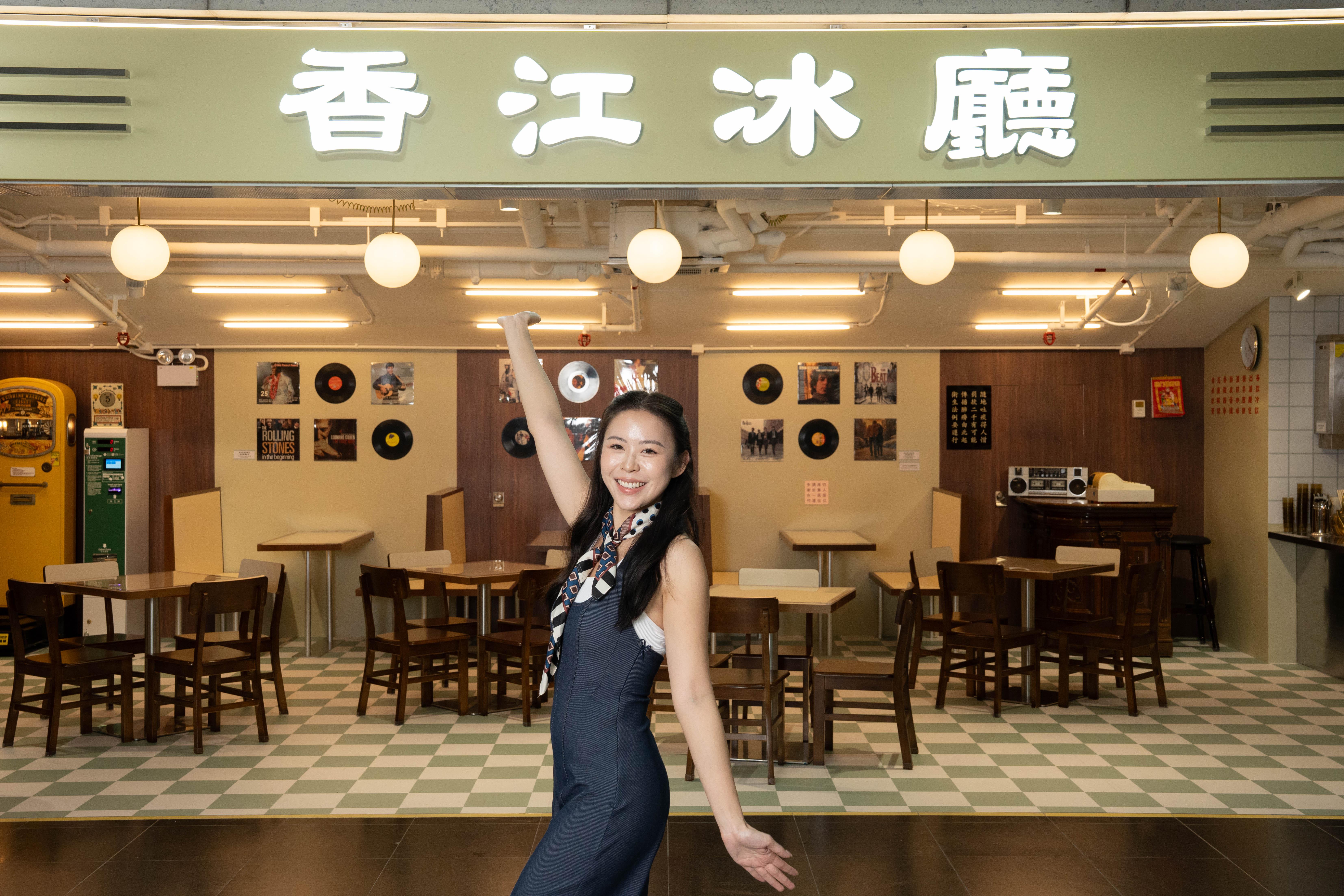 復刻打造優雅綠白地磚及木製卡座