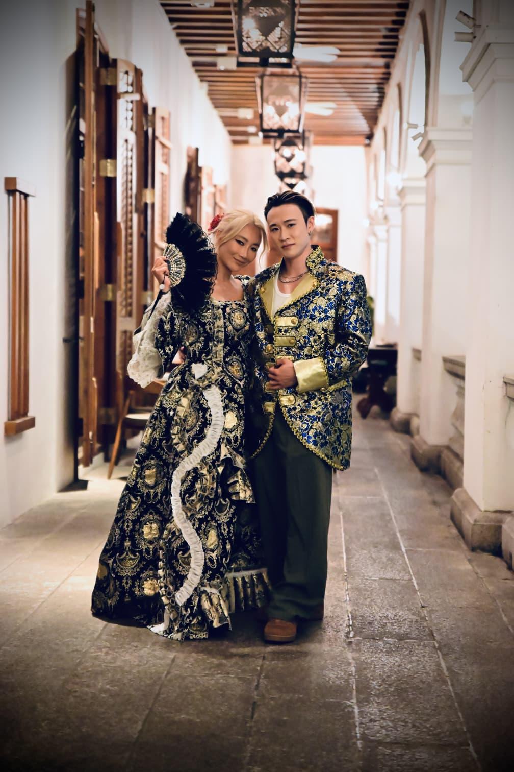 KOL Utah & Kobbie也齊齊穿上宮廷裝在Cafe BAU × LUMA的露天平台打卡。
