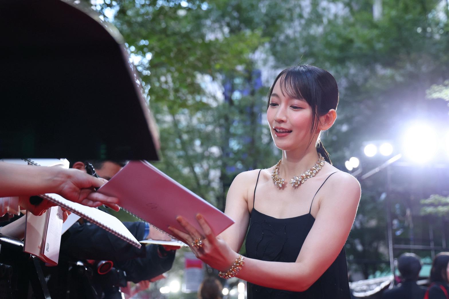 日本國民女神吉岡里帆展現超高人氣。