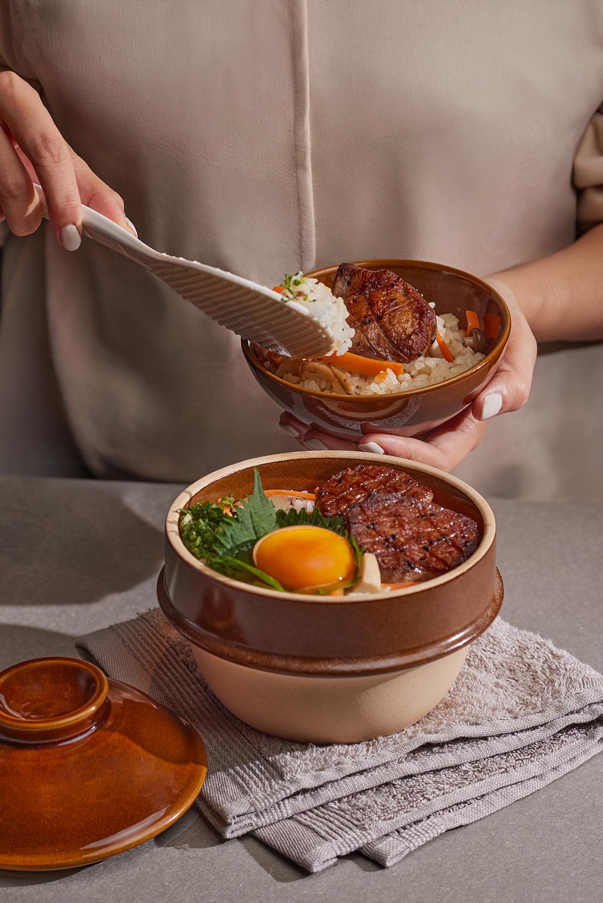 月見厚燒牛舌香蔥釜炊飯($188)加入自家熬製的蔬菜高湯、野菌一同慢火烹煮至入味,最後鋪上炭烤厚切牛舌,外層焦香內裏軟嫩,配上日本蛋黃拌飯帶出滑潤。