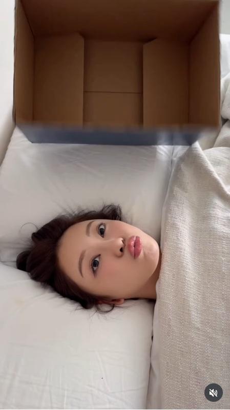 當GM打開盒子後,是嘟起小嘴可愛躺在床上的Sophie。