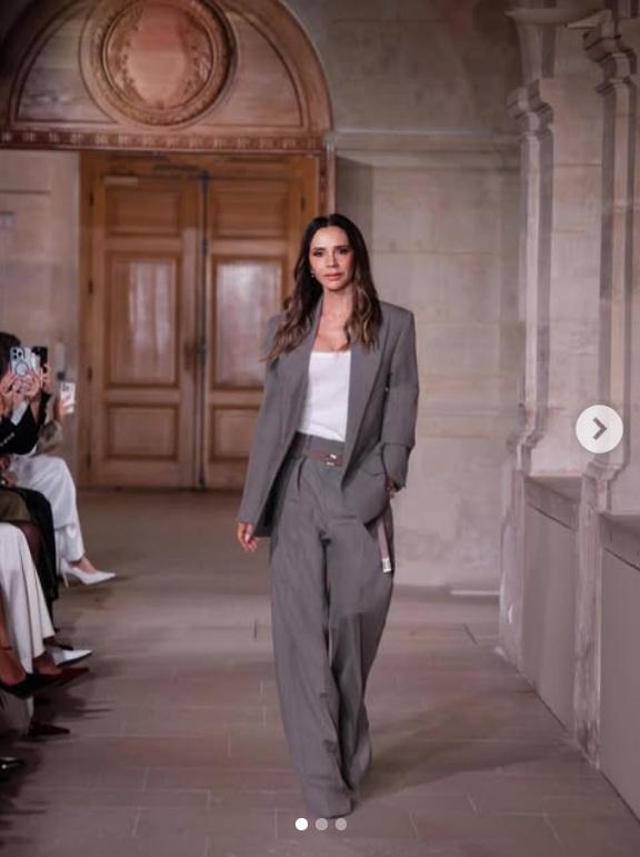 Victoria Beckham昨日在巴黎時裝周舉行時裝騷。