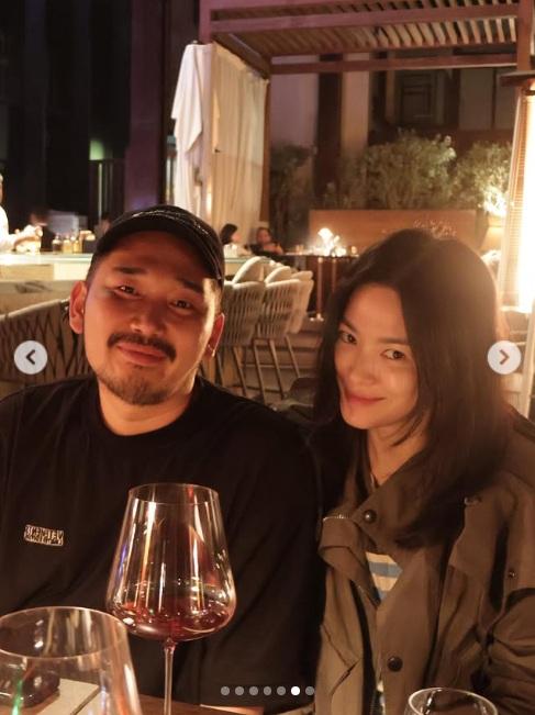 宋慧喬身旁的是其髮型師,曾與Jennie、Lisa等合作。