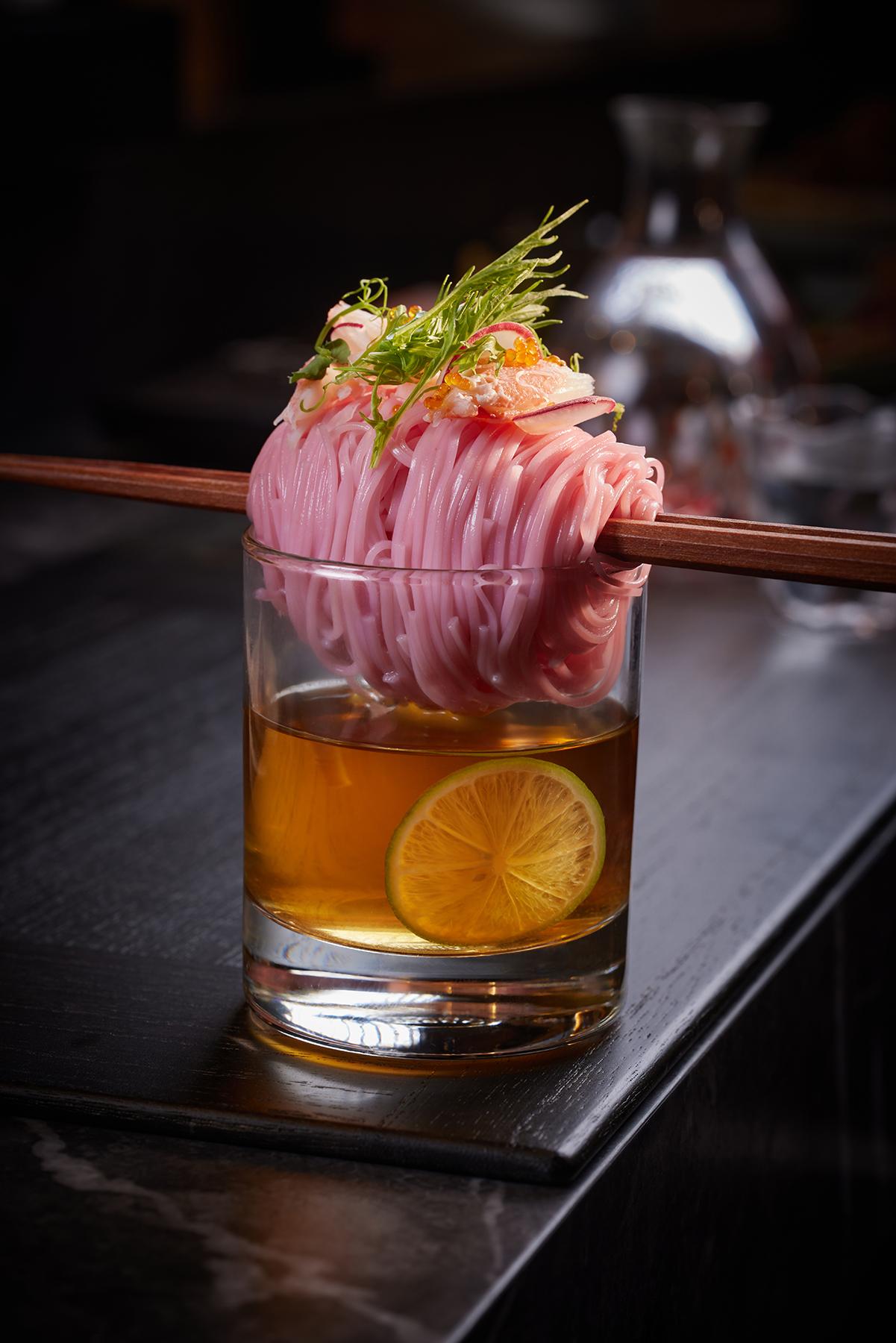 松葉蟹肉梅子素麵($68)鰹魚湯底加入清新青檸汁製成冷湯,食時將筷子向橫拉起,素麵隨即浸入湯汁,清爽涼透心。