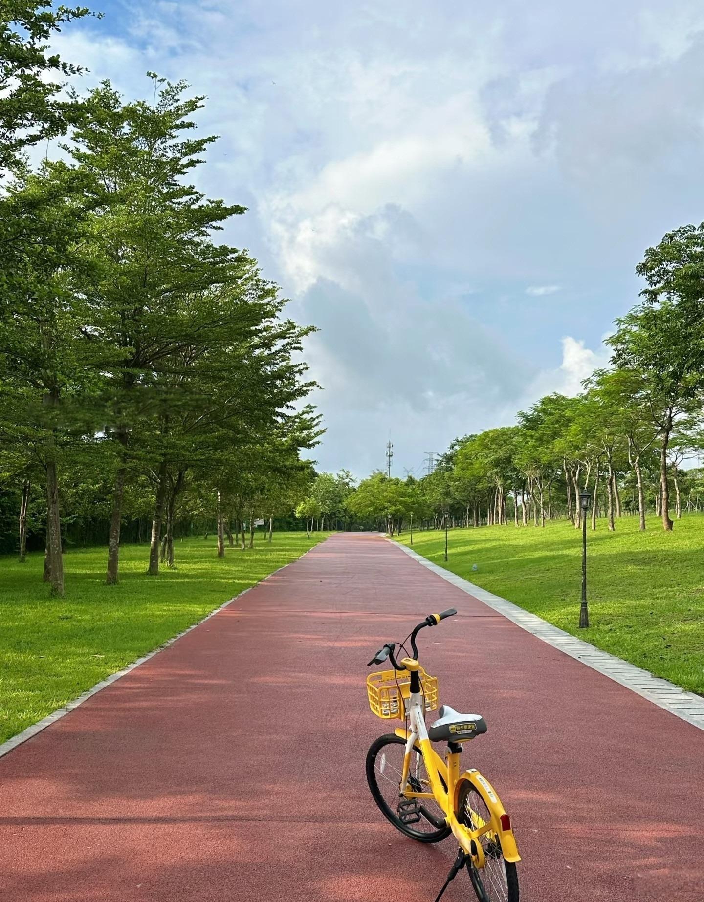 環石岩湖綠道包含了四個主題公園,道路鋪設完善,連年幼的小朋友都適合騎行。(圖片來源:2979453625@小紅書)