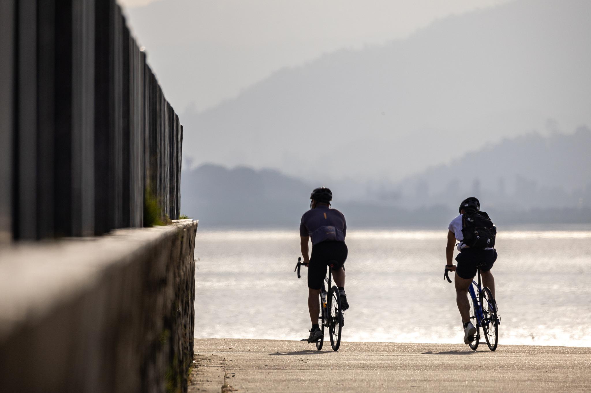 沿深圳灣公園海岸線騎行,迎着秋日清新的海風,極富鬆弛感。(圖片來源:視覺中國)