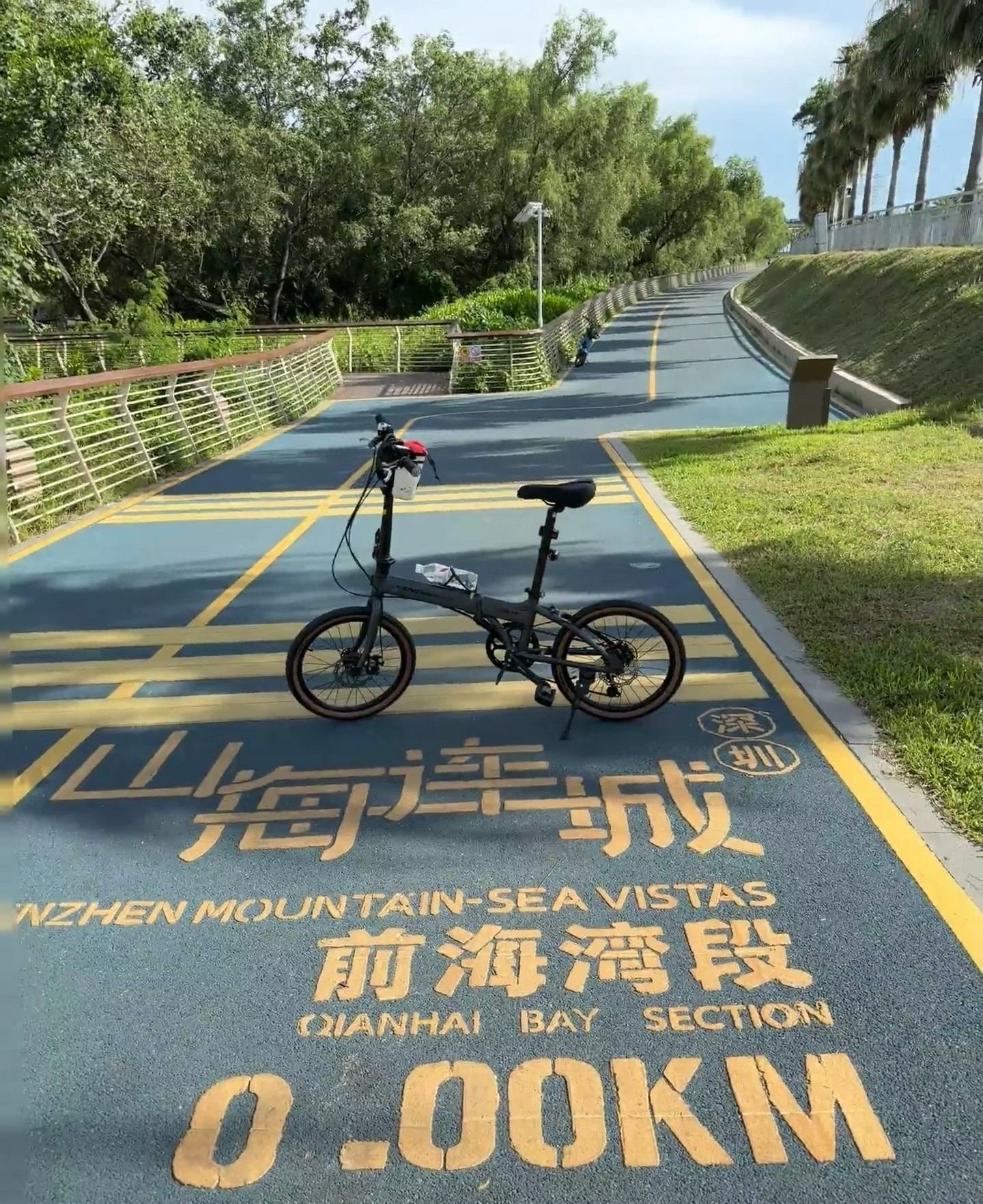 山灣連城是深圳自2020年實施的城市自然生態建設計劃,以通山、達海、貫城、串趣為原則,打造人與自然和諧共生的美麗城市。山海連城前海灣段,由歡樂海岸為起點,大部分在廣深沿江高速橋下,至西灣紅樹林公園,全程大約6公里。(圖片來源:007吉米@小紅書)