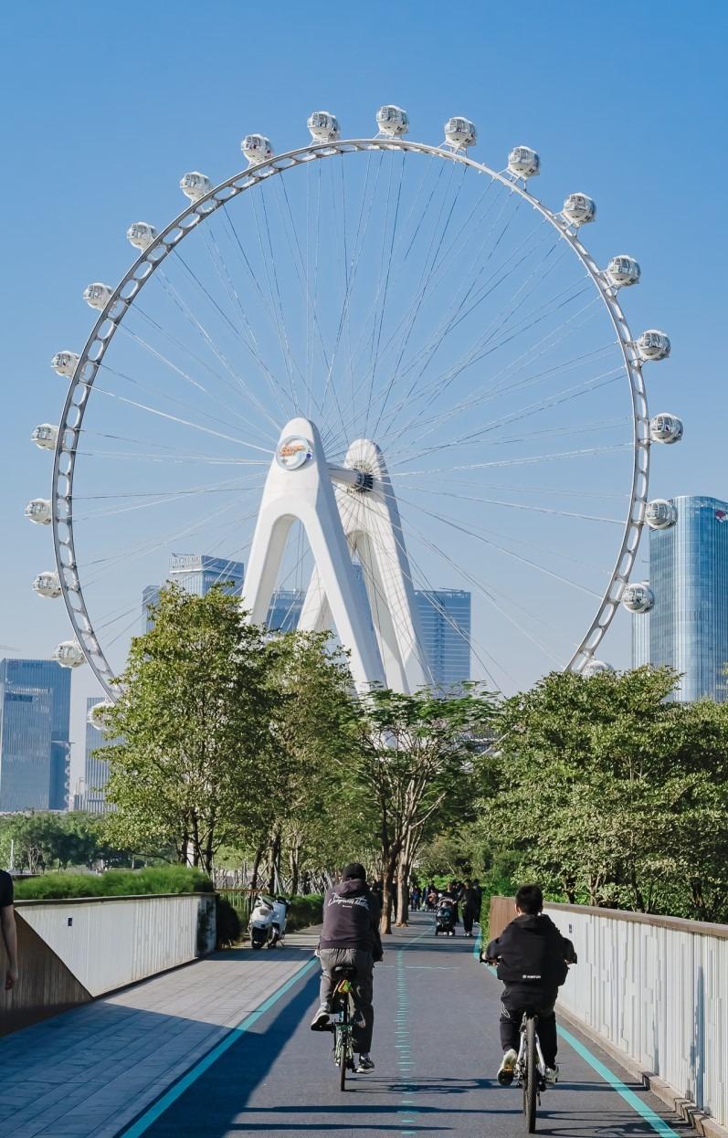 山海連城前海灣段,歡樂港灣摩天輪為背景的一段騎行路段是必打卡位。(網上圖片)