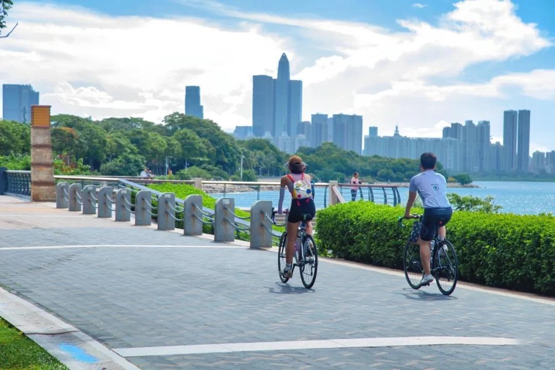 自從深圳K11 ECOAST落成後,由深圳灣公園至K11ECOAST路段便成為新晉熱門單車路線,這段路大約16公里,沿途城景相融、道路平坦、補給設施充足,很適合新手及親子一家人享受休閒踏單車之樂。 (圖片來源:中共深圳南山委宣傳部微信公眾號)