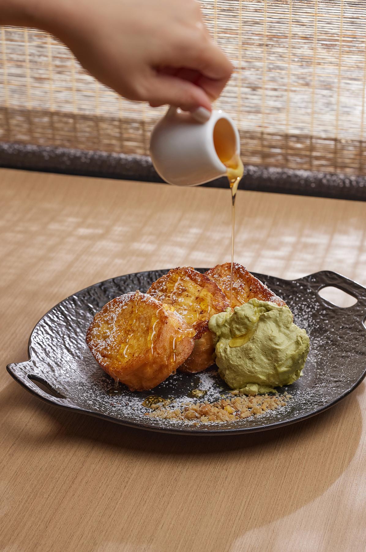 濃厚鐵觀音忌廉・半熟法式吐司配蜂蜜、果仁$88奉上給客人前在爐端燒上輕 烤,香脆鬆軟。