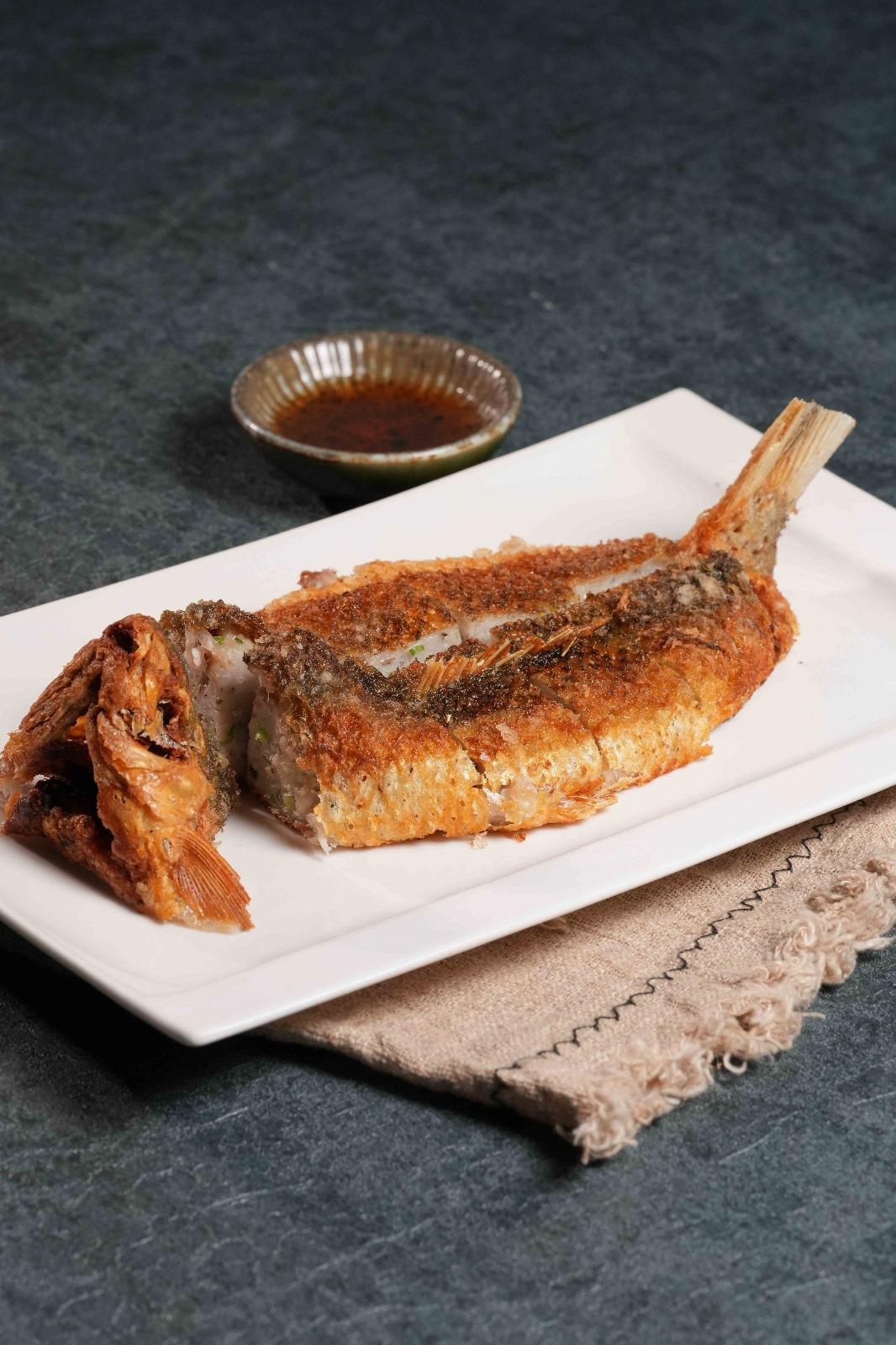 煎釀原條鯪魚 HK$148 每條鯪魚由巧手去骨,原條煎釀, 啖啖都是鮮甜魚肉,甘香惹味。