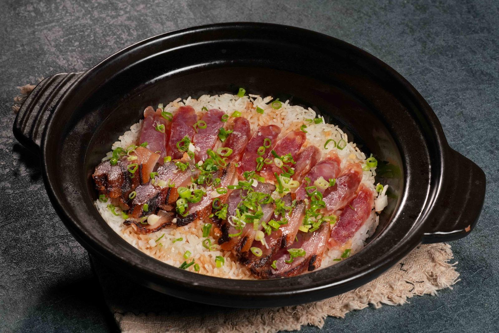 百搭港式煲仔飯 HK$138起 堅持以傳統瓦煲炮製,完美保留了飯底那份無可取代的焦香精華;配上海鮮食材如:大蝦、黃鱔、龍躉的單、雙、三 拼自選模式。