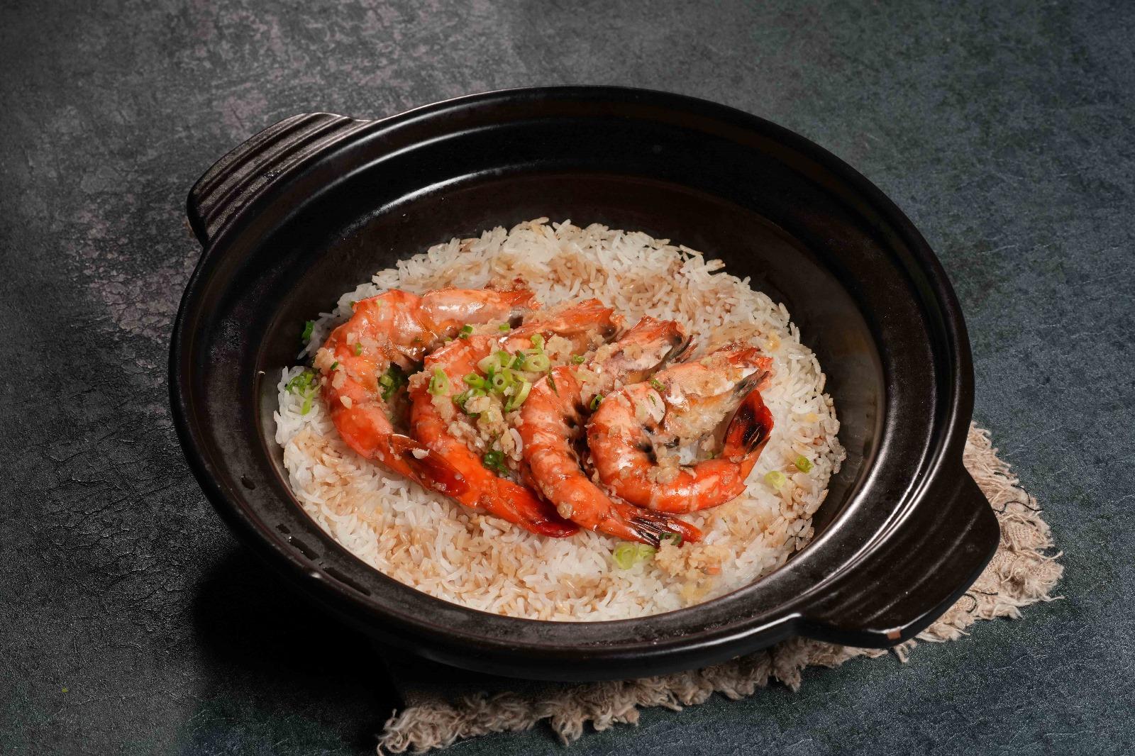 百搭港式煲仔飯 HK$138起 堅持以傳統瓦煲炮製,完美保留了飯底那份無可取代的焦香精華。配上海鮮食材如:大蝦、黃鱔、龍躉的單、雙、三 拼自選模式。