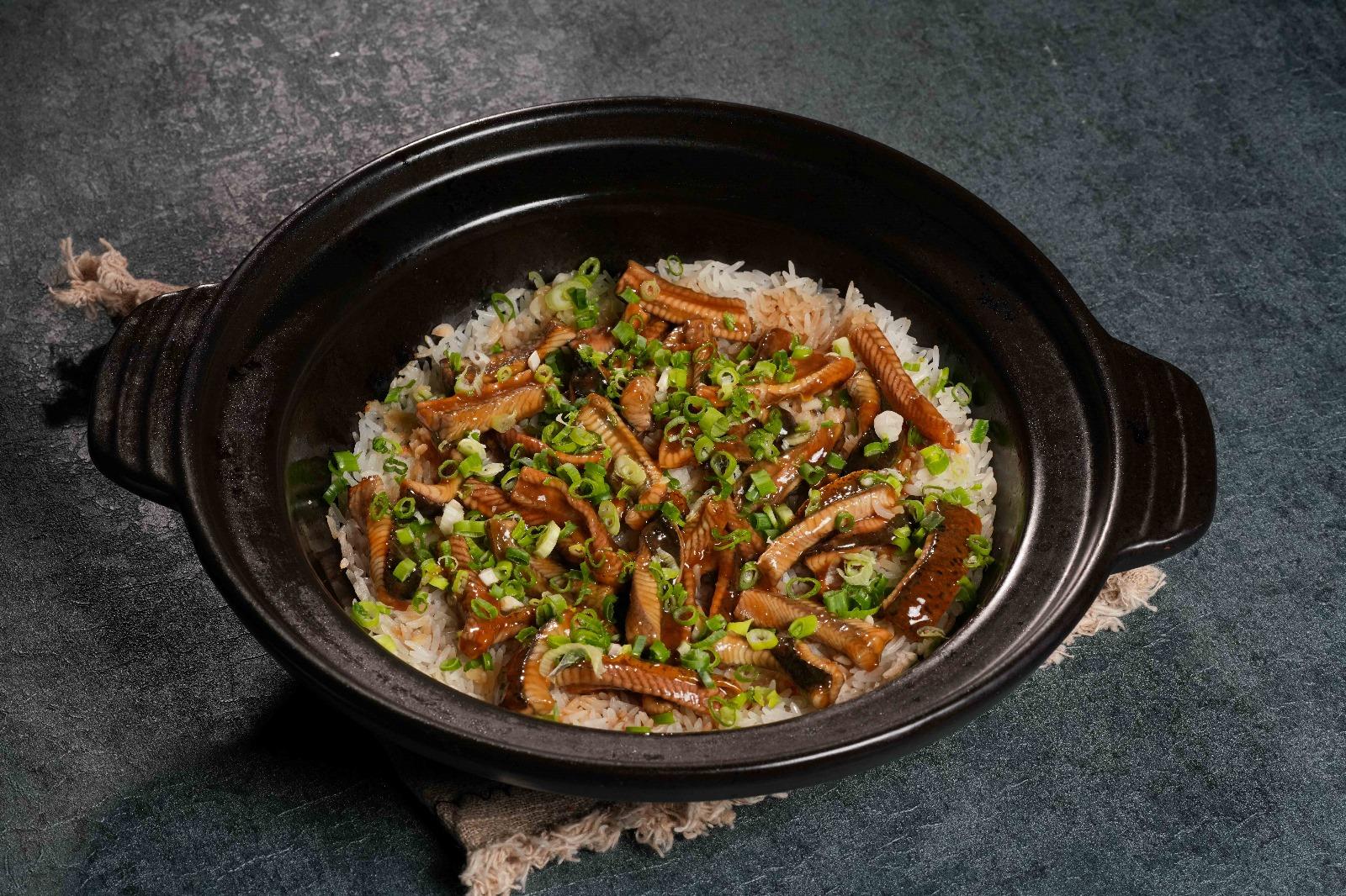 百搭港式煲仔飯 HK$138起 堅持以傳統瓦煲炮製,完美保留了飯底那份無可取代的焦香精華;配上海鮮食材如:大蝦、黃鱔、龍躉的單、雙、三 拼自選模式。