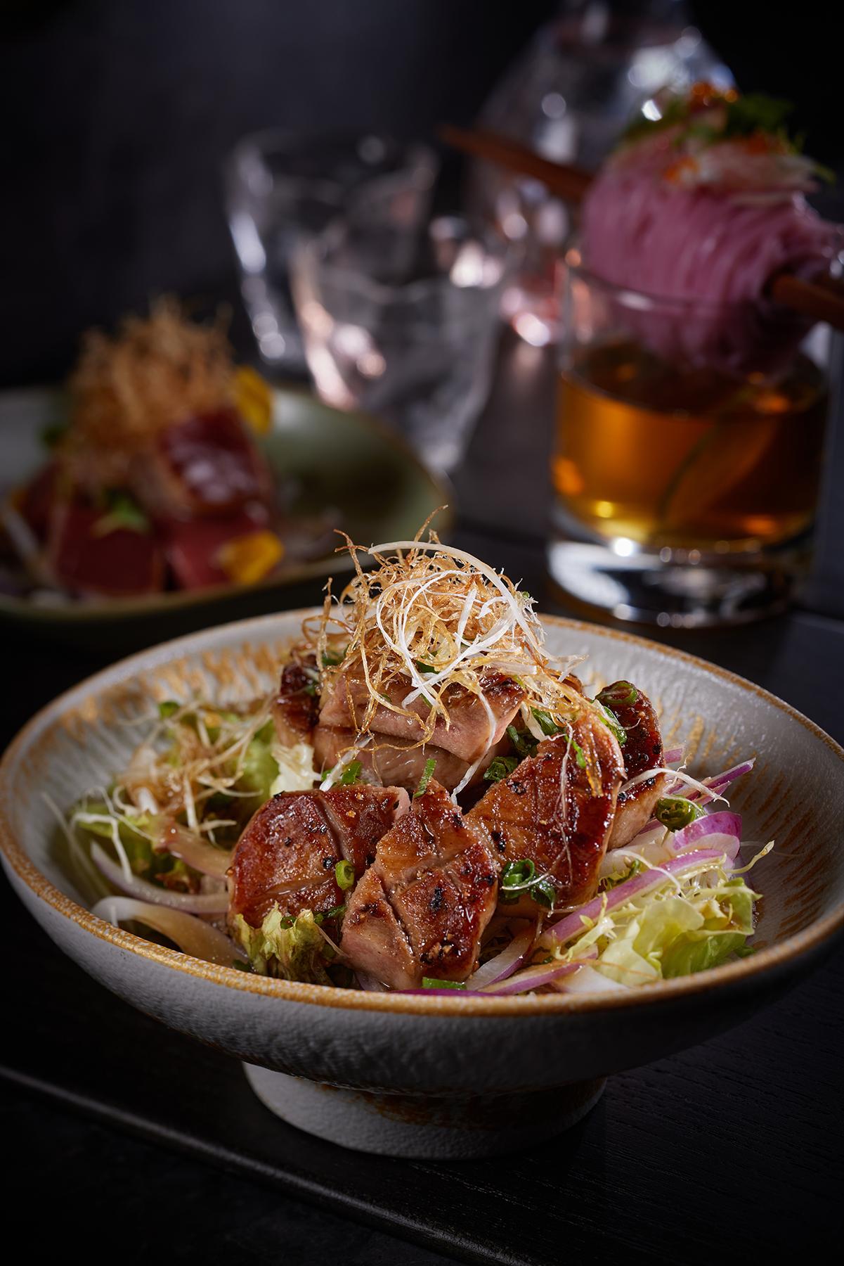 燒牛舌芯粒三味($138)粒粒爽脆,佐以清甜洋蔥絲與辛香京蔥絲,附上淡雪鹽、檸檬鹽燒醬、和風紫蘇大根醬提味。