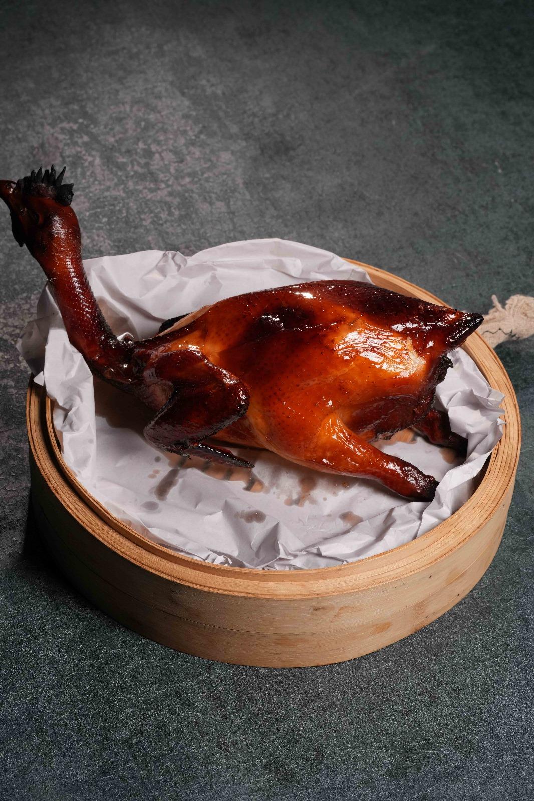 爆汁現烤雞 HK$238(一隻) 半百年經典之一,堅持即叫即燒,以鮮嫩多汁打響名堂,以酥脆的外皮以及幼嫩的雞肉聞名。