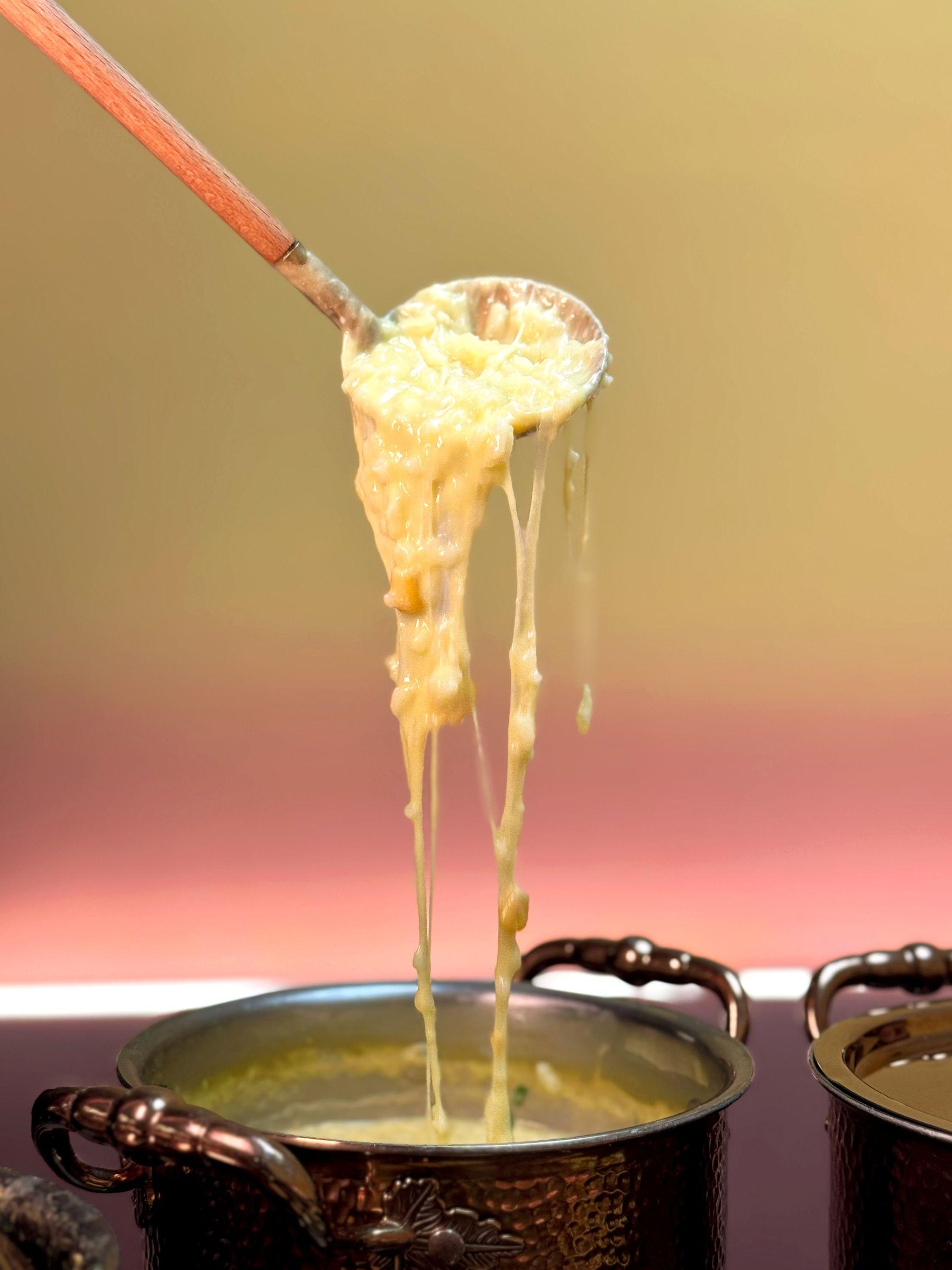 玉米牛乳鍋加入芝士煮粥,呈現拉絲。