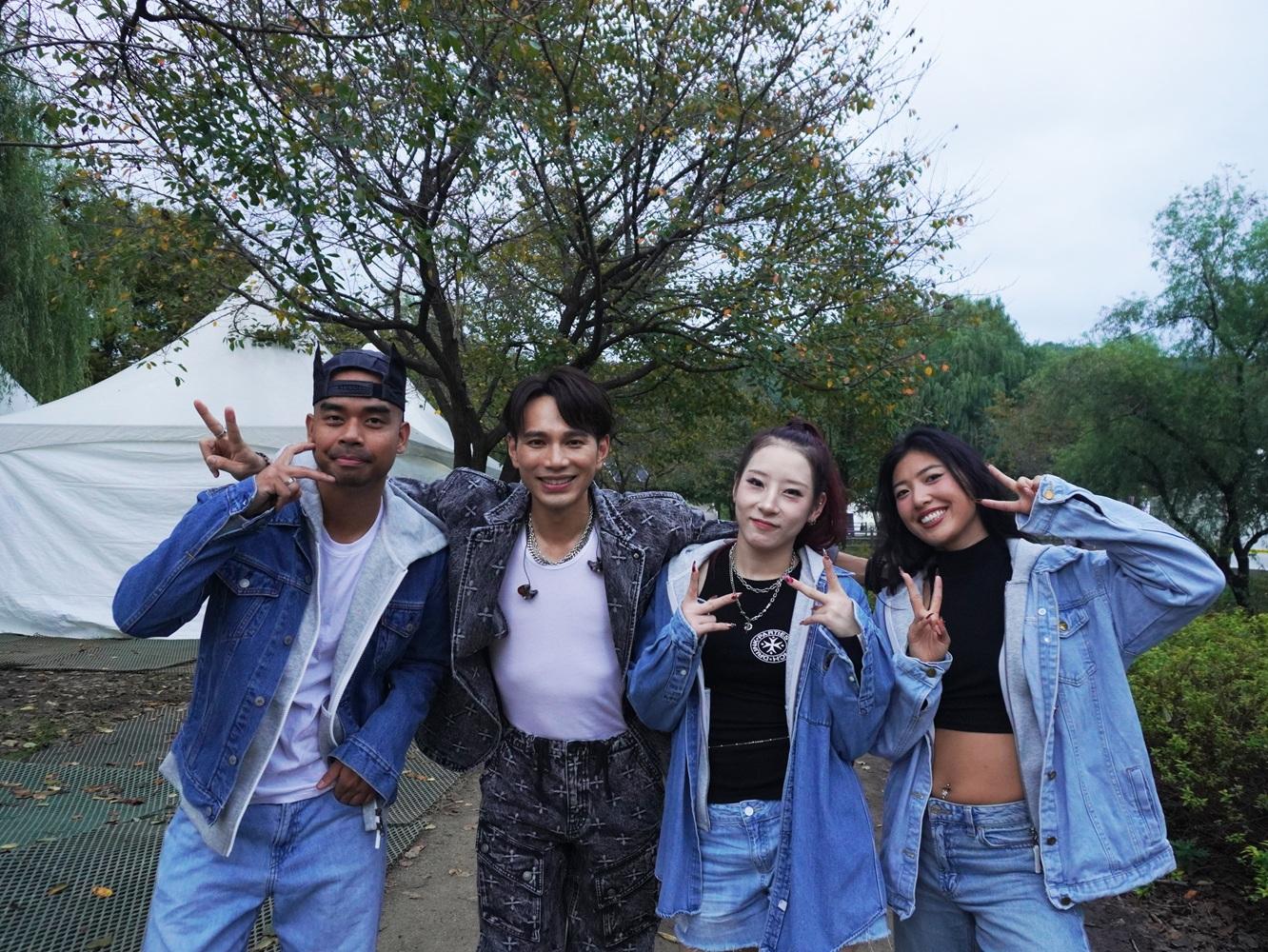 與加拿大編舞師Joe、Yaeby、韓國舞者Risky合照留念。