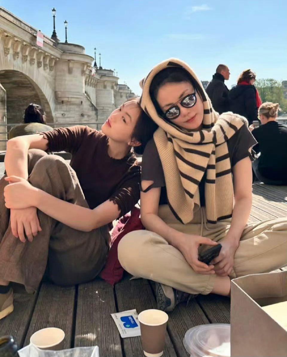 王菲為李亞鵬誕下女兒李嫣。