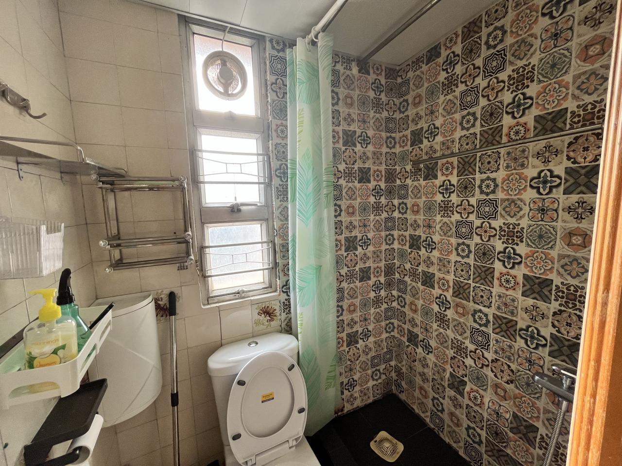 企缸浴室為明廁。