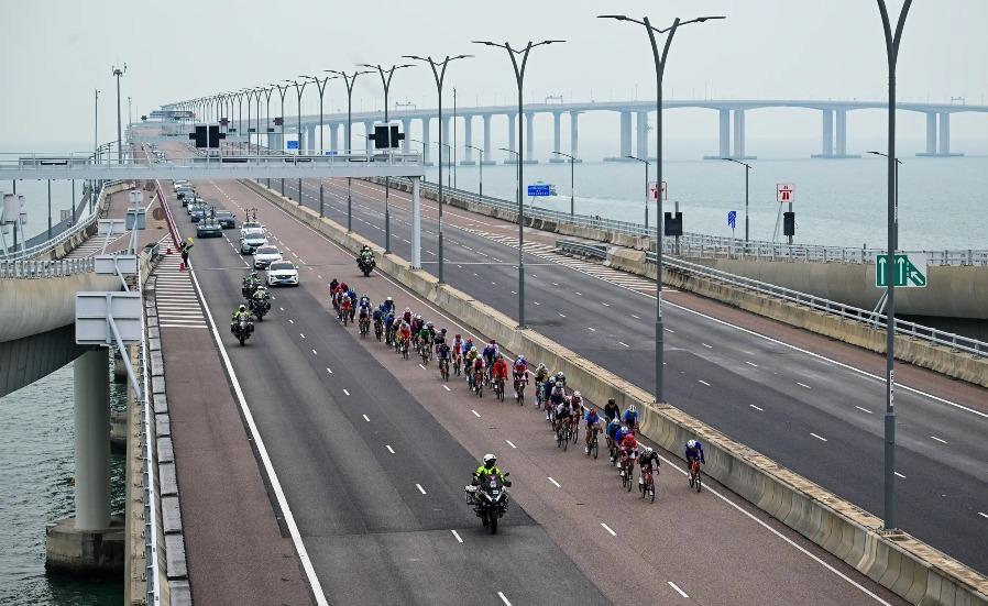 今屆全運會的公路單車男子個人賽,透過港珠澳大橋串連粵港澳三地。圖為去年11月舉行的粵港澳公路自行車賽,同時是第十五屆全運會公路單車的測試賽。(圖片來源:政府新聞處)