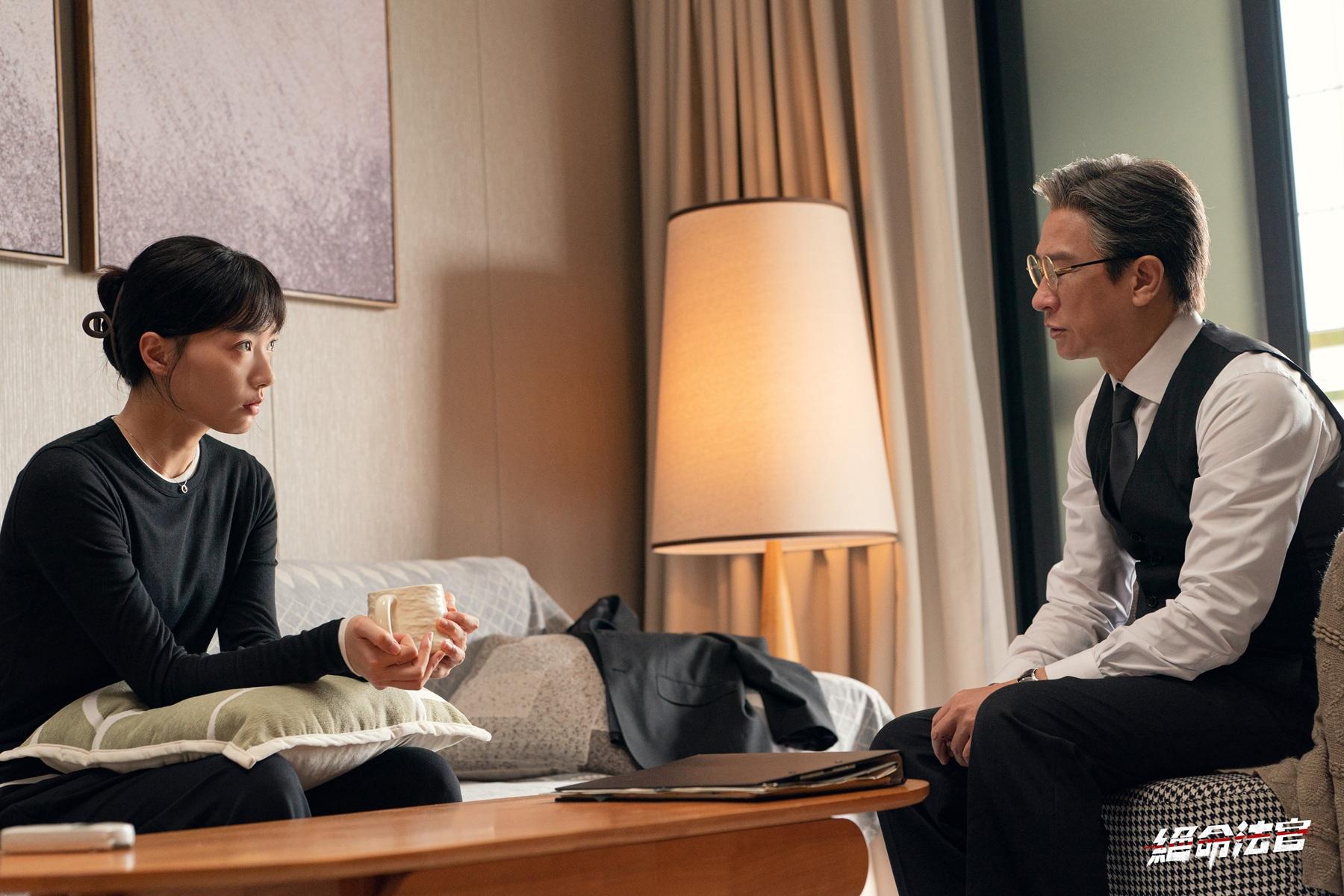 蔡思韵在《絕命法官》演的周洛雯視張家輝為師傅,不料被對方出賣。(劇照)