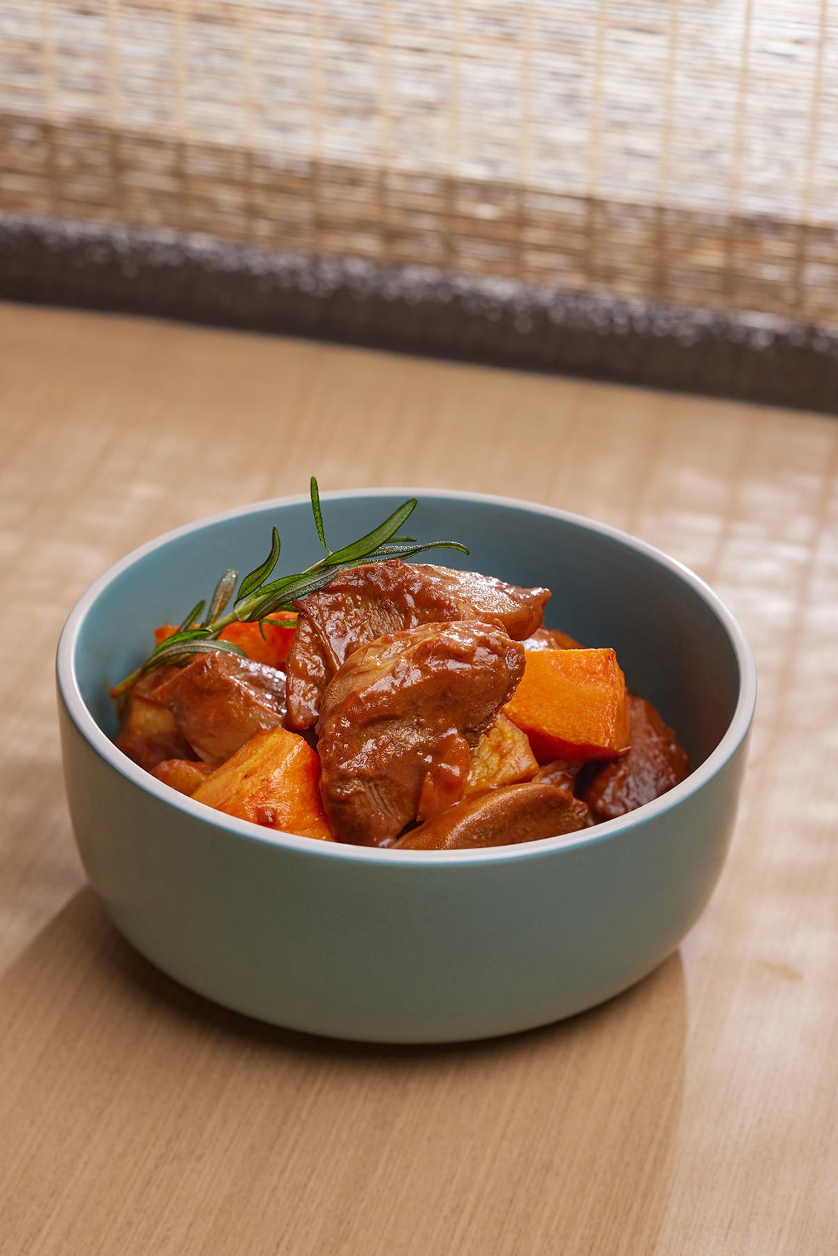 紅酒巨峰嫩燉牛舌 $98,超過8小時慢火細燉,使果酸與酒香徹底滲透,柔化肉質纖維,吸收野菜的清甜,入口即化。