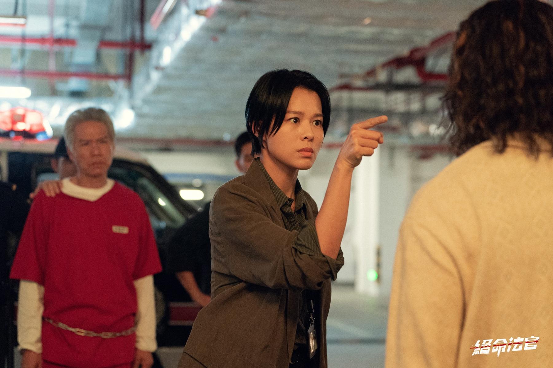 胡杏兒在《絕命法官》演正義女警。