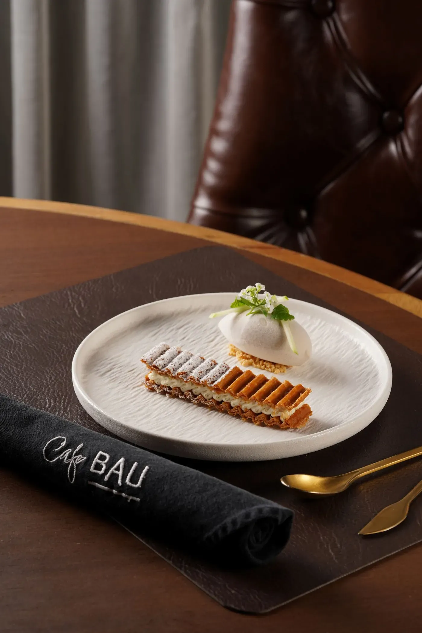 蘋果千層酥($128)以肉桂燜蘋果製成,搭配九龍維記牛奶製成的意式雪糕。