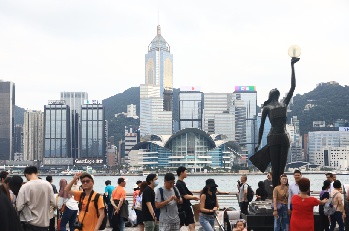今年十一黃金周遇上中秋假期,不少內地客都選擇訪港。(資料圖片)