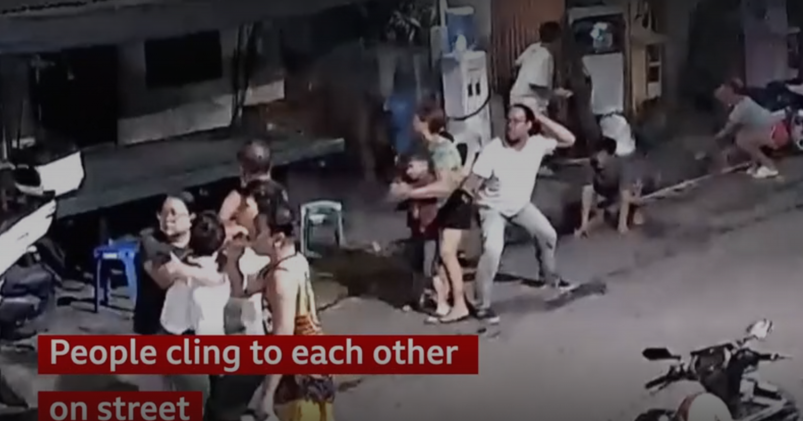 菲律賓6.9級地震教堂大鐘墮地 猛烈搖晃街上民眾嚇到緊緊擁抱(有片)