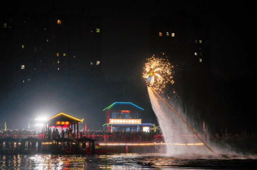 「飛天火壺」表演點亮夜空。