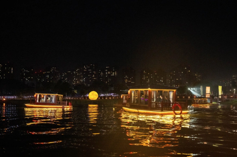 「明月升蒲河」人工月亮夜景。