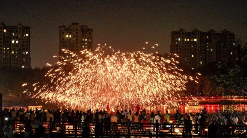 瀋陽「打鐵花」表演奪目吸引。(互聯網)