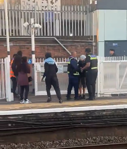 幾名青年「幫助」女事主撿回手機。(互聯網)