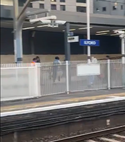 幾名青年「幫助」女事主撿回手機。(互聯網)