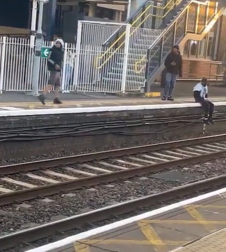 幾名青年「幫助」女事主撿回手機。(互聯網)