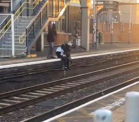 幾名青年「幫助」女事主撿回手機。(互聯網)