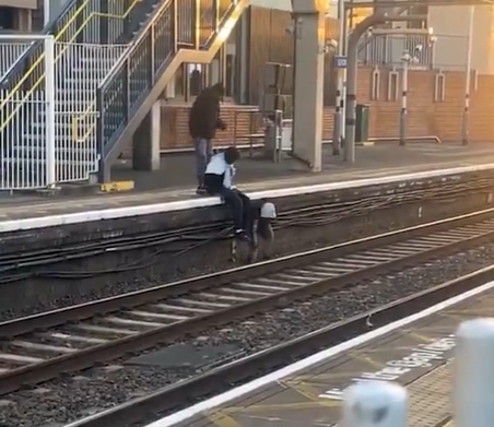 幾名青年「幫助」女事主撿回手機。(互聯網)