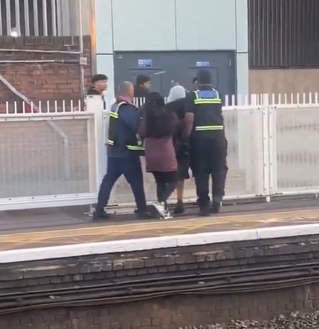 幾名青年「幫助」女事主撿回手機。(互聯網)