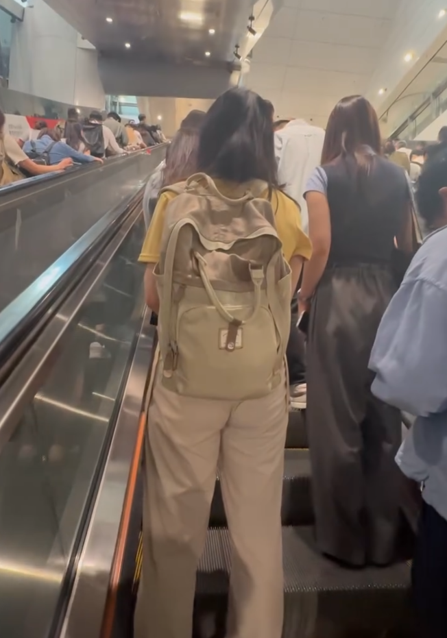 有網民上班欠5分鐘遲到,他在金鐘站搭乘超長電梯,趕時間時卻遇上「左右企穩」乘客,發帖公審「左企乘客」大表不滿 (Threads)