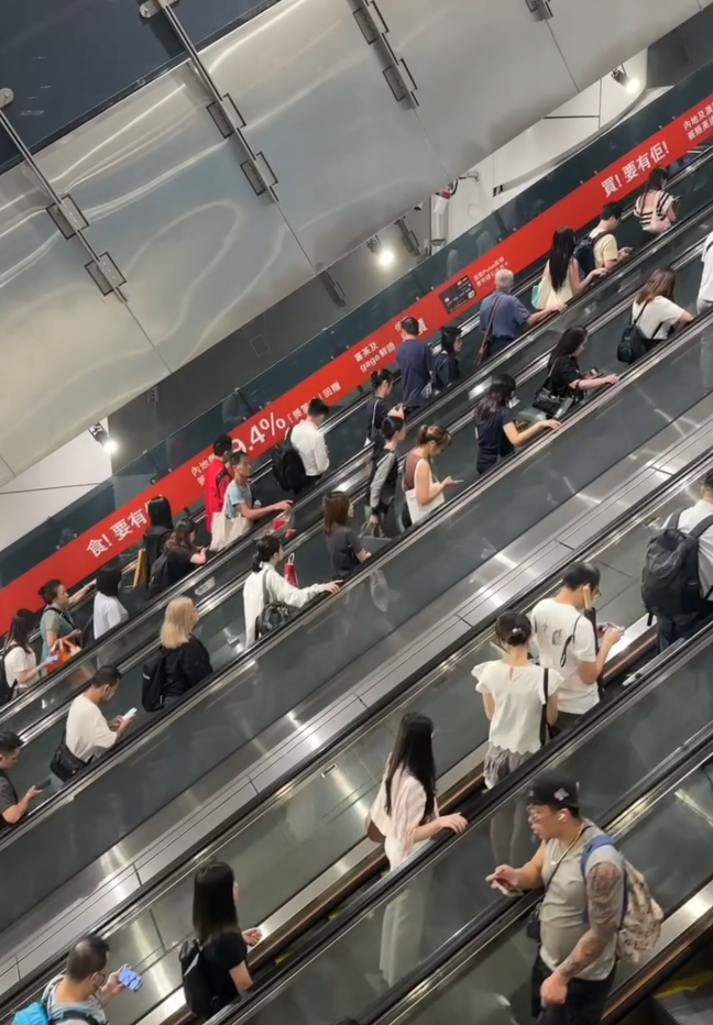 有網民上班欠5分鐘遲到,他在金鐘站搭乘超長電梯,趕時間時卻遇上「左右企穩」乘客,發帖公審「左企乘客」大表不滿 (Threads)
