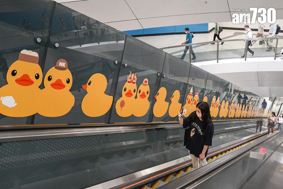 港鐵宣傳搭扶手電梯「左右企穩」安全習慣,呼籲緊握扶手切勿行走。圖為金鐘站超長電梯。 (資料圖片)