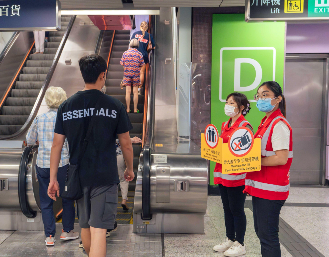 港鐵宣傳搭扶手電梯「左右企穩」安全習慣,呼籲緊握扶手切勿行走。 (港鐵圖片)