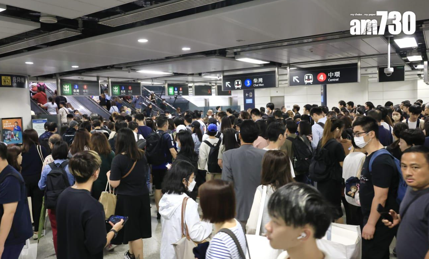 港鐵宣傳搭扶手電梯「左右企穩」安全習慣,呼籲緊握扶手切勿行走。圖為金鐘站超長電梯。 (資料圖片)