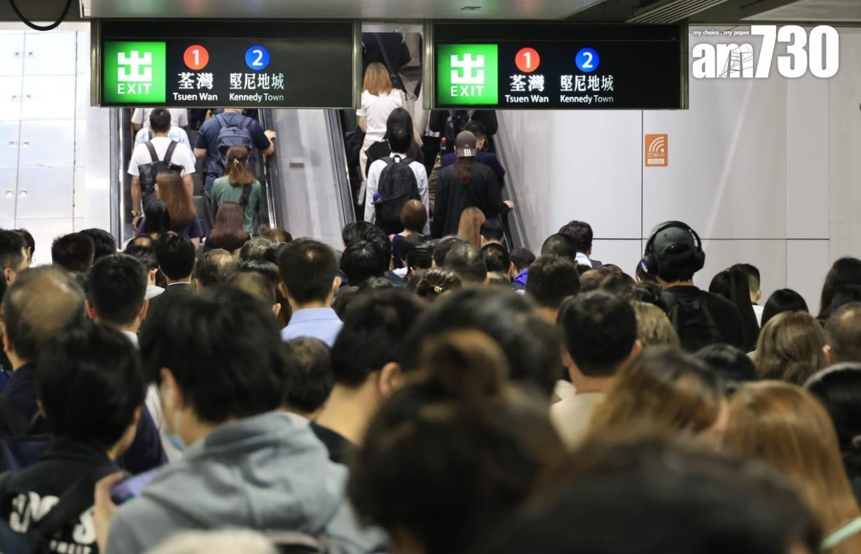 港鐵宣傳搭扶手電梯「左右企穩」安全習慣,呼籲緊握扶手切勿行走。圖為金鐘站超長電梯。 (資料圖片)