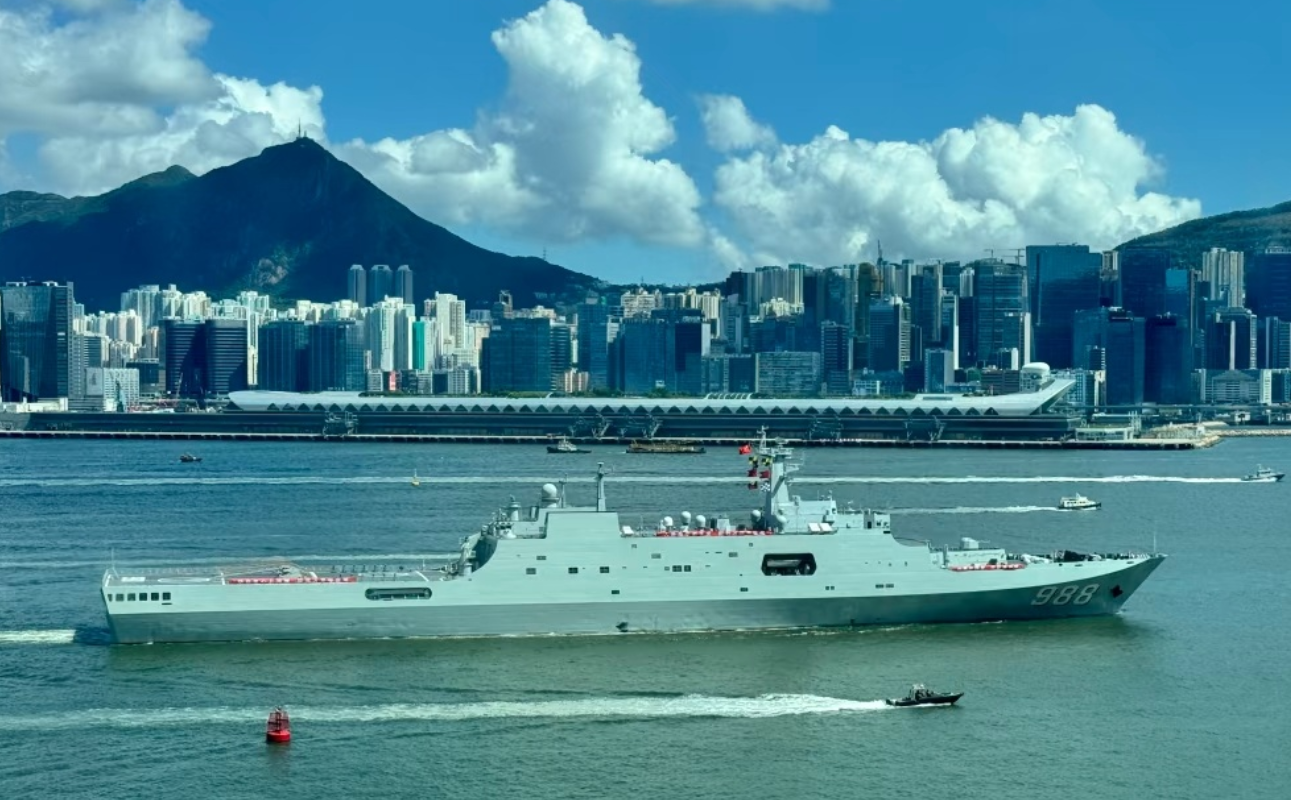 解放軍海軍「戚繼光艦」和「沂蒙山艦」完成在港的艦艇開放活動,早上在駐港部隊昂船州軍營啟程離港 (小紅書)