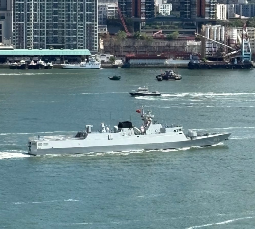 解放軍海軍「戚繼光艦」和「沂蒙山艦」完成在港的艦艇開放活動,早上在駐港部隊昂船州軍營啟程離港 (小紅書)
