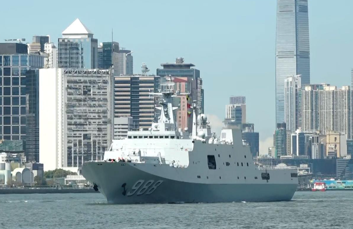 解放軍海軍「戚繼光艦」和「沂蒙山艦」完成在港的艦艇開放活動,早上在駐港部隊昂船州軍營啟程離港 (港台圖片)