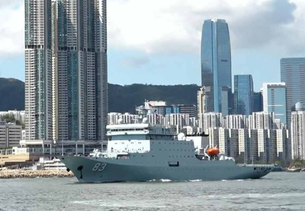 解放軍海軍「戚繼光艦」和「沂蒙山艦」完成在港的艦艇開放活動,早上在駐港部隊昂船州軍營啟程離港 (港台圖片)